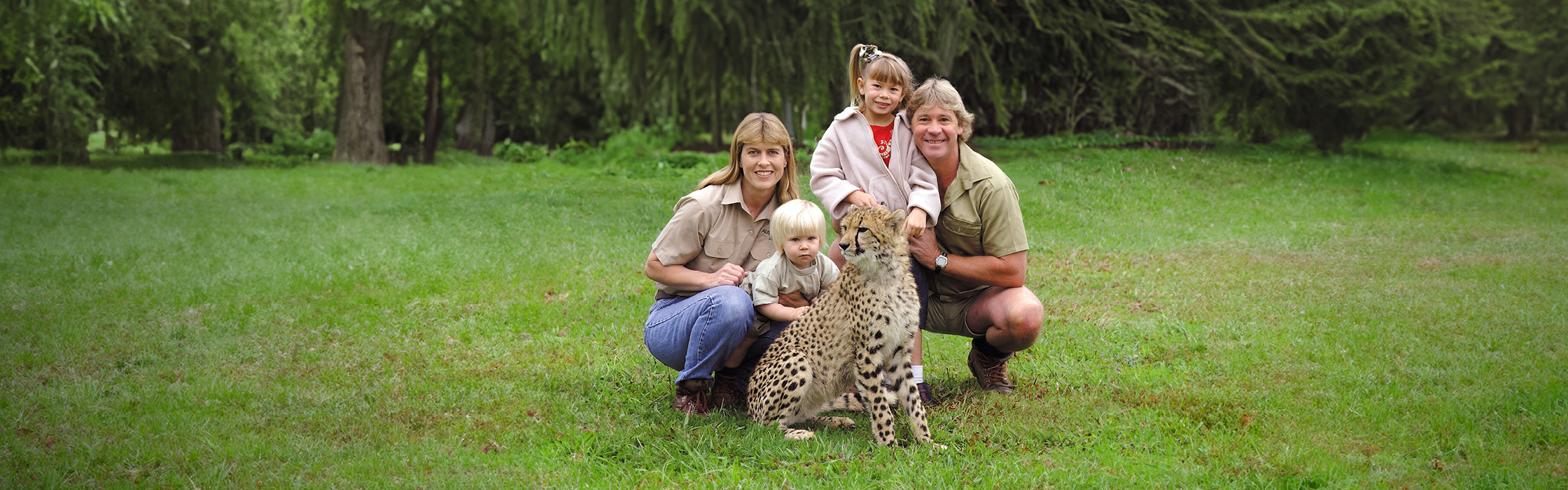 Steve, Terri, Bindi, and Robert Irwin posing with a cheetah